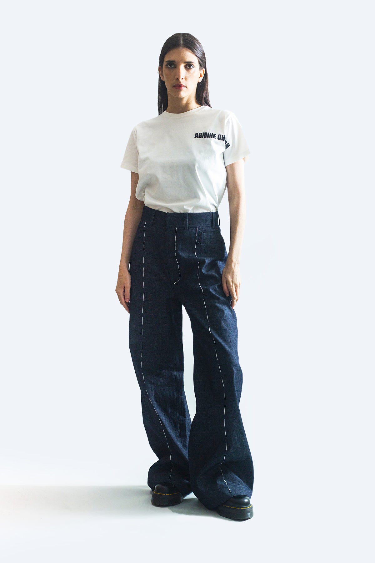 Pantalon en denim brut bâti à la main