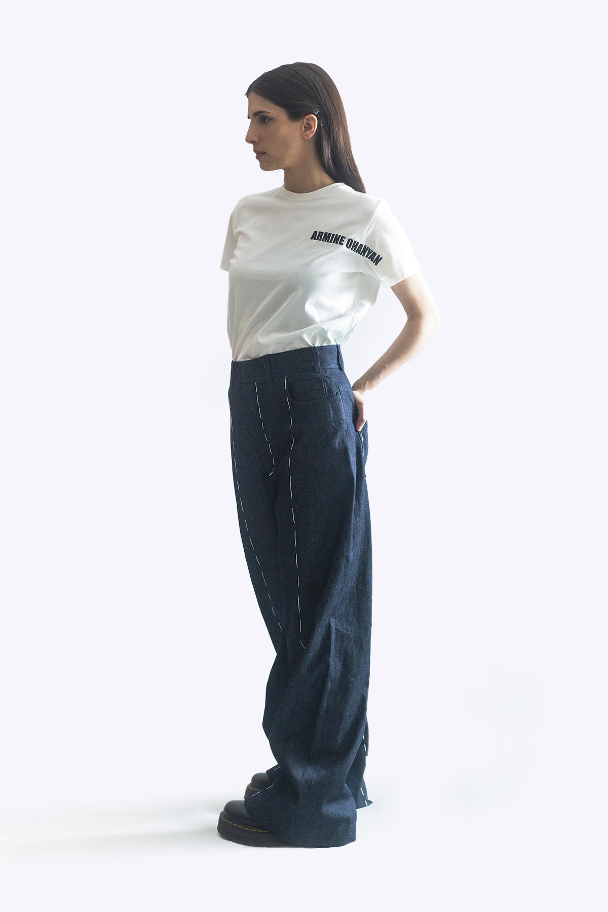 Pantalon en denim brut bâti à la main