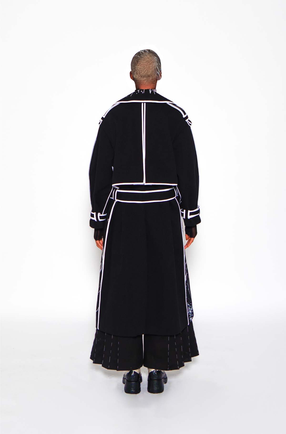 AOKI Black No Season 2023 trench coat for pre-order